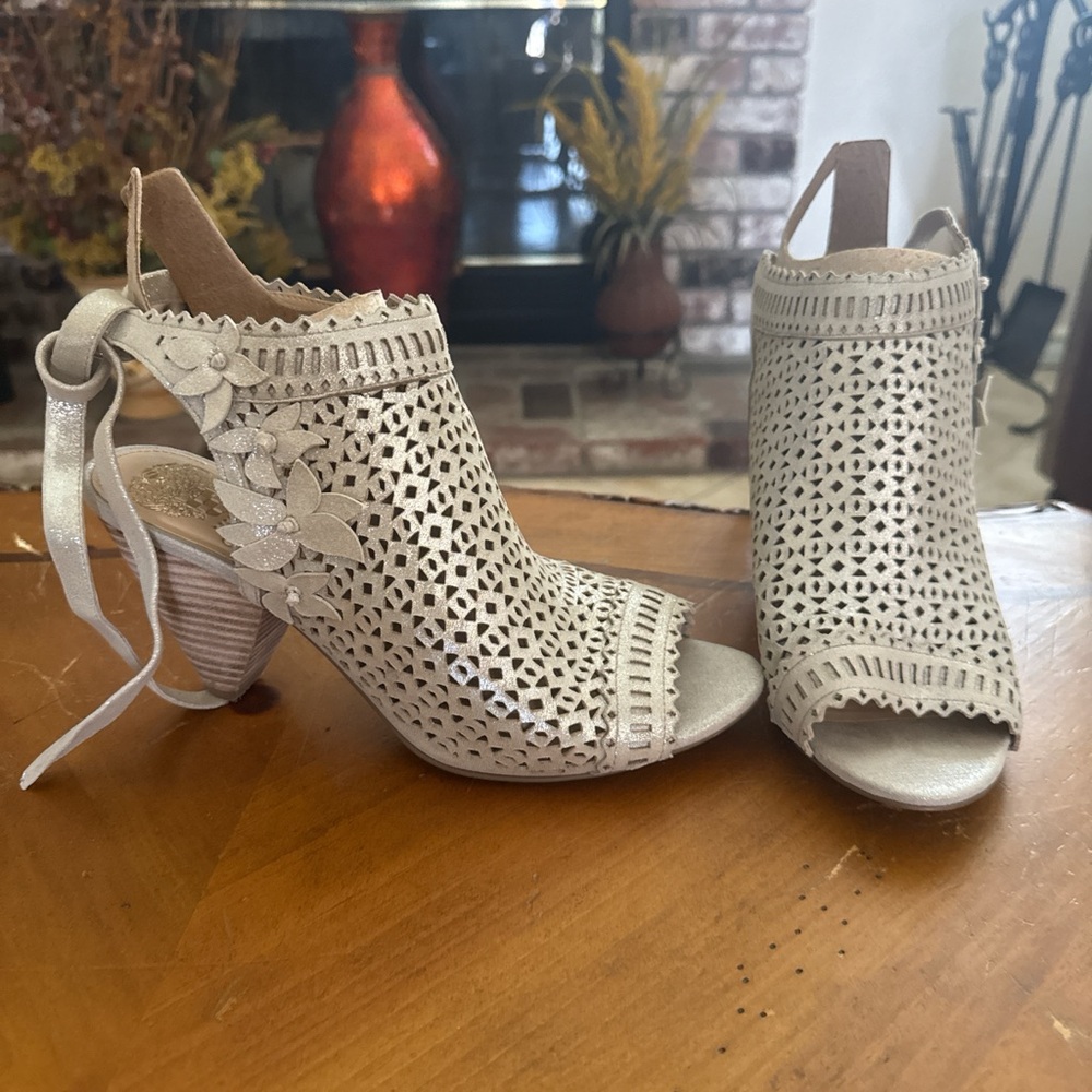 NWOB Vince Camuto Silver Gladiator Open Toe Floral Leather Heeled Boots 9.5 - Picture 1 of 5